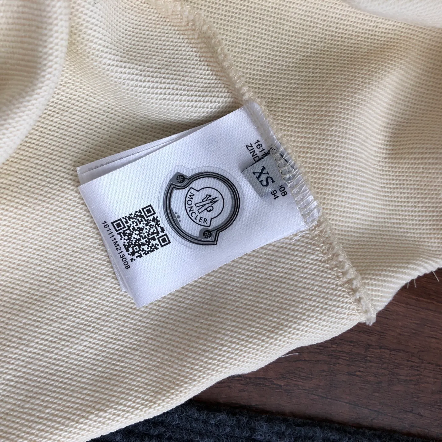 Moncler/ 2026 New Arrival logo ⚠️ ⚠️ Quality⚠️ Same Style 420g logo Versatile Same Style ：Black White Size ：XS ~ L XS ： 59.5 114 69.5 53 S ： 61.5 118 71 54.5 M ： 63.5 122 72.5 55.5 L ： 65.5 126 74 56.5